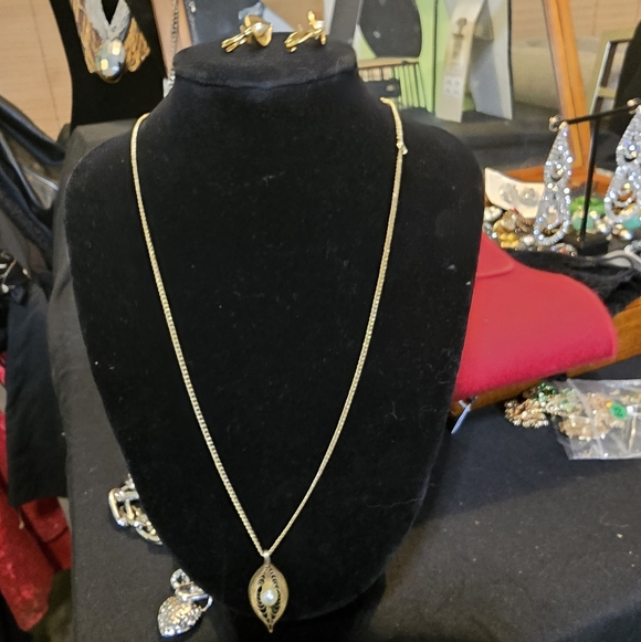 Sarah Coventry Dainty Necklace and Earrings Set - Picture 4 of 7